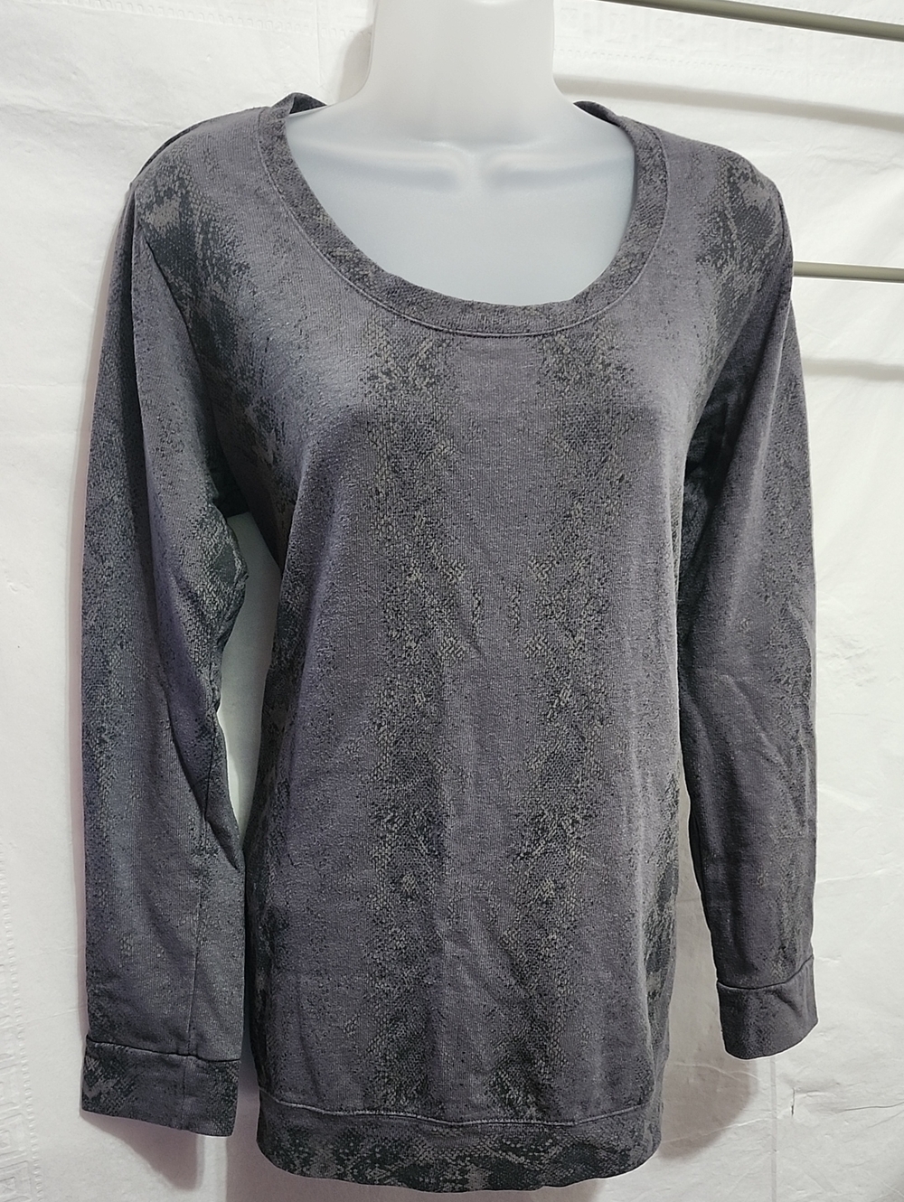 EUC SzM Monrow Women's Long-Sleeve Scoop Neck Pullover - Charcoal Gray Sweater